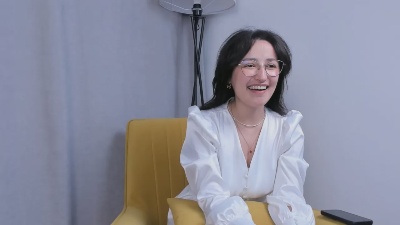 LouiseMitts Live Image