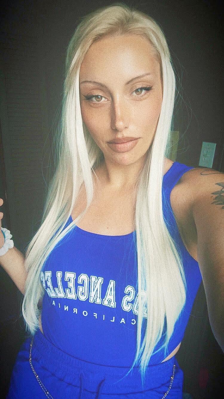 Barbieadrianna live from United States