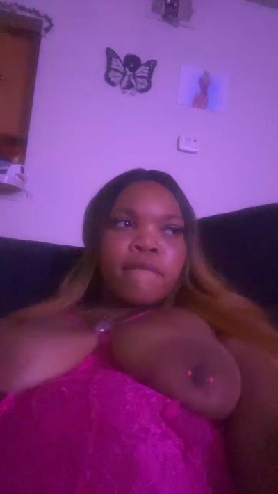 LunaNova444 live from United States
