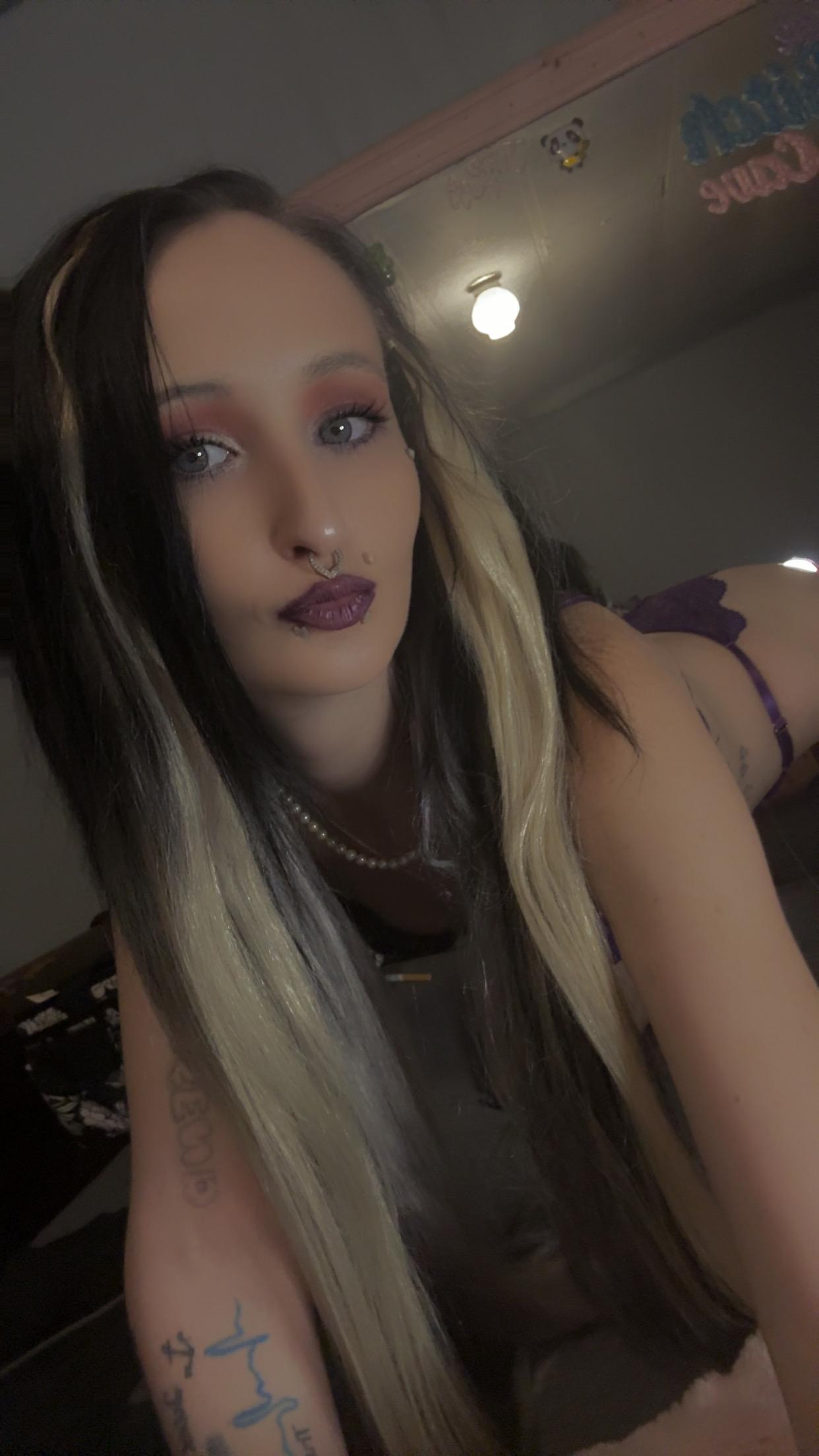 MegThePetiteOne live from United States