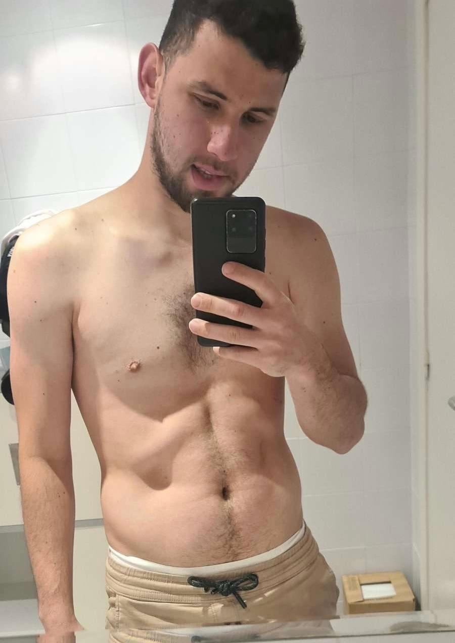 Santiagosra96 live from Spain