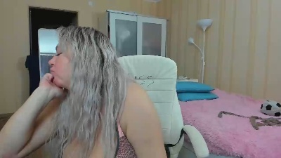 SquirtsMilf live from United Kingdom