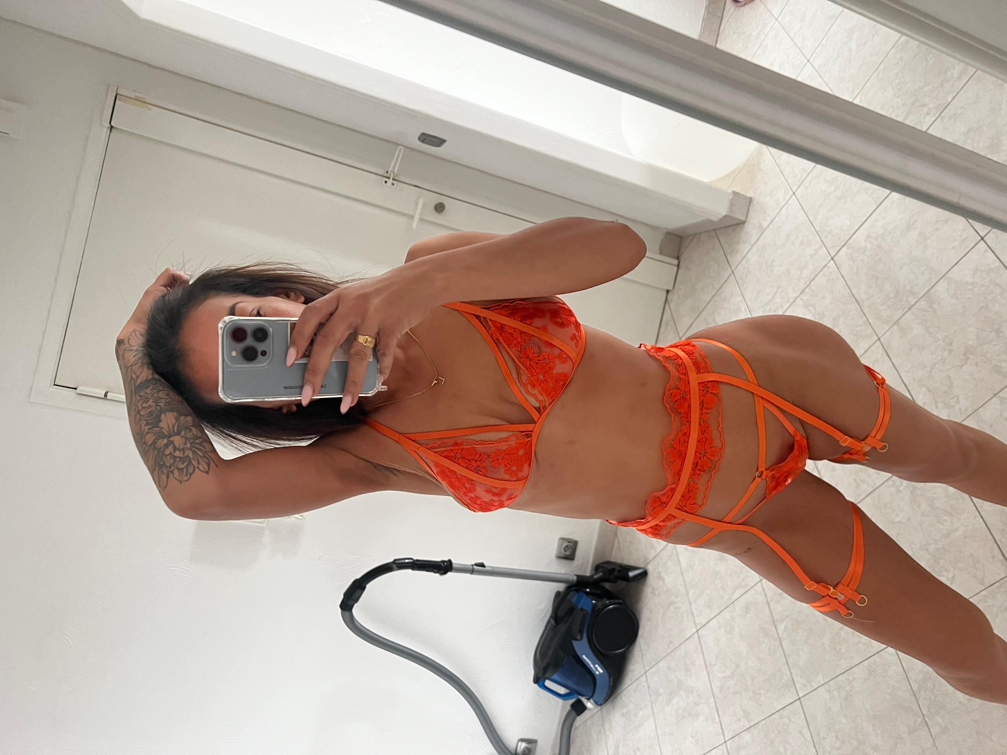 Youngmilf006 live from France
