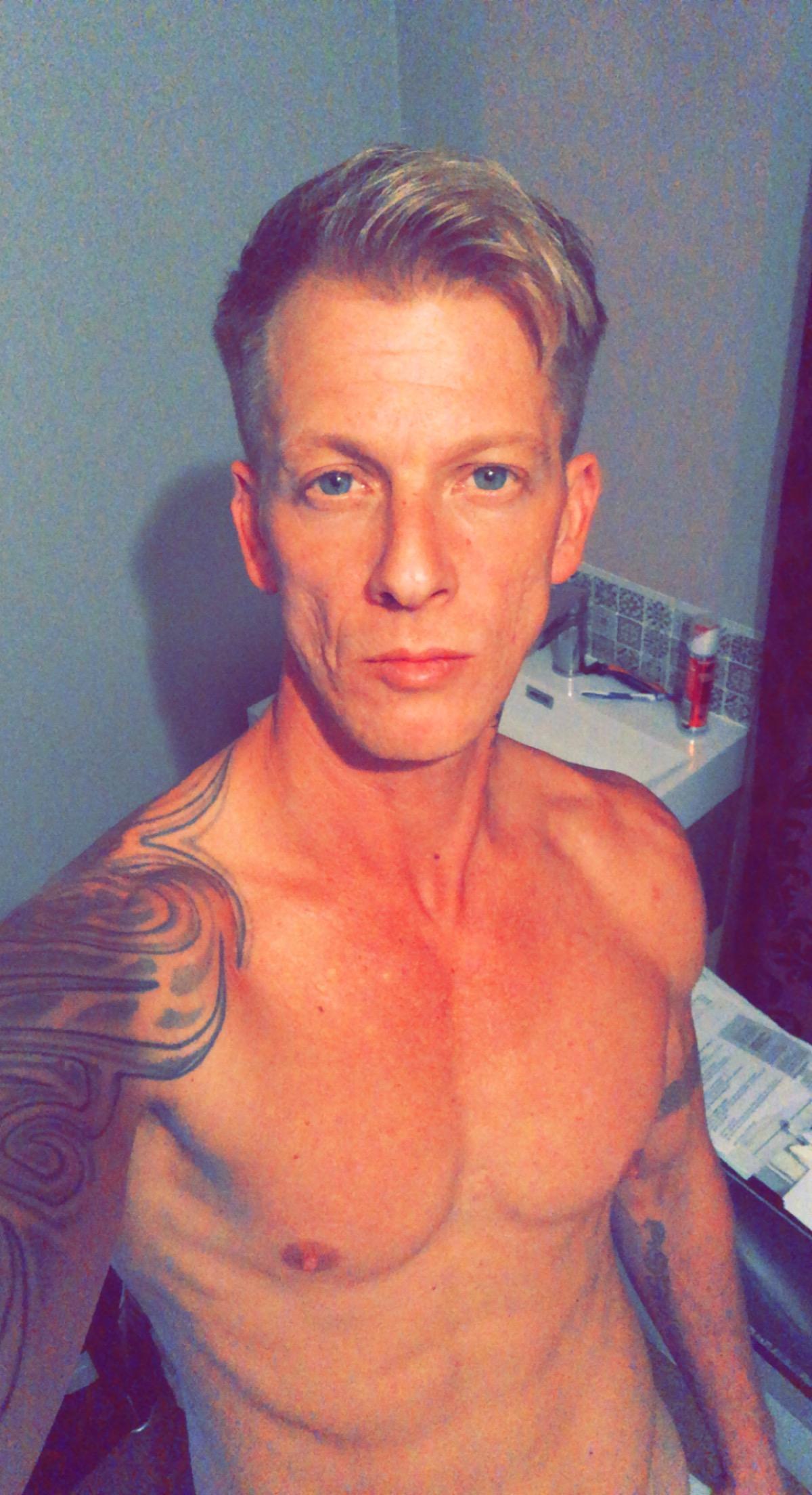 hotstuffcock live from United Kingdom